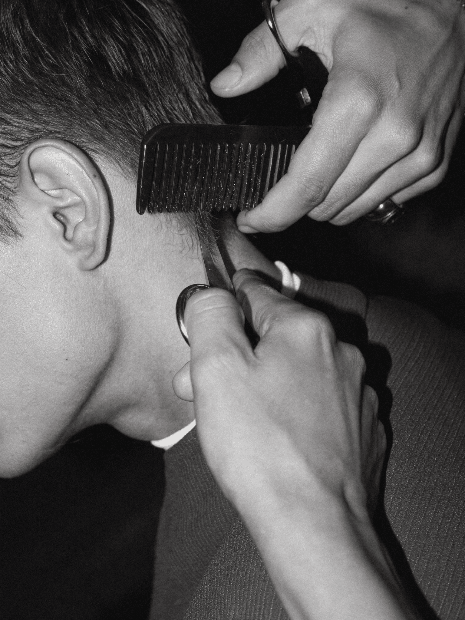 Präziser Haarschnitt bei Salon Élite