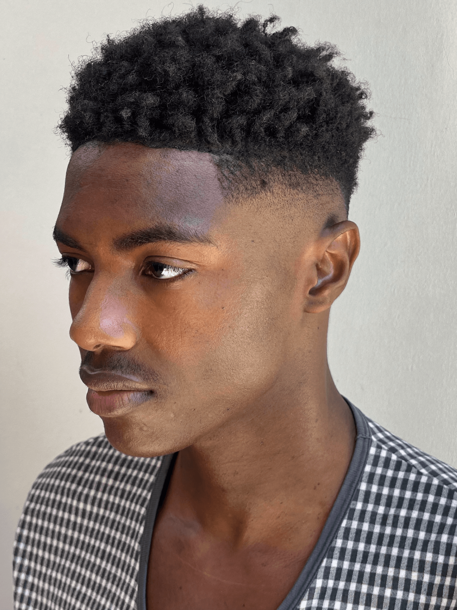 Kunde nach dem Skin Fade bei Salon Élite – sauberer Taper mit Textur oben