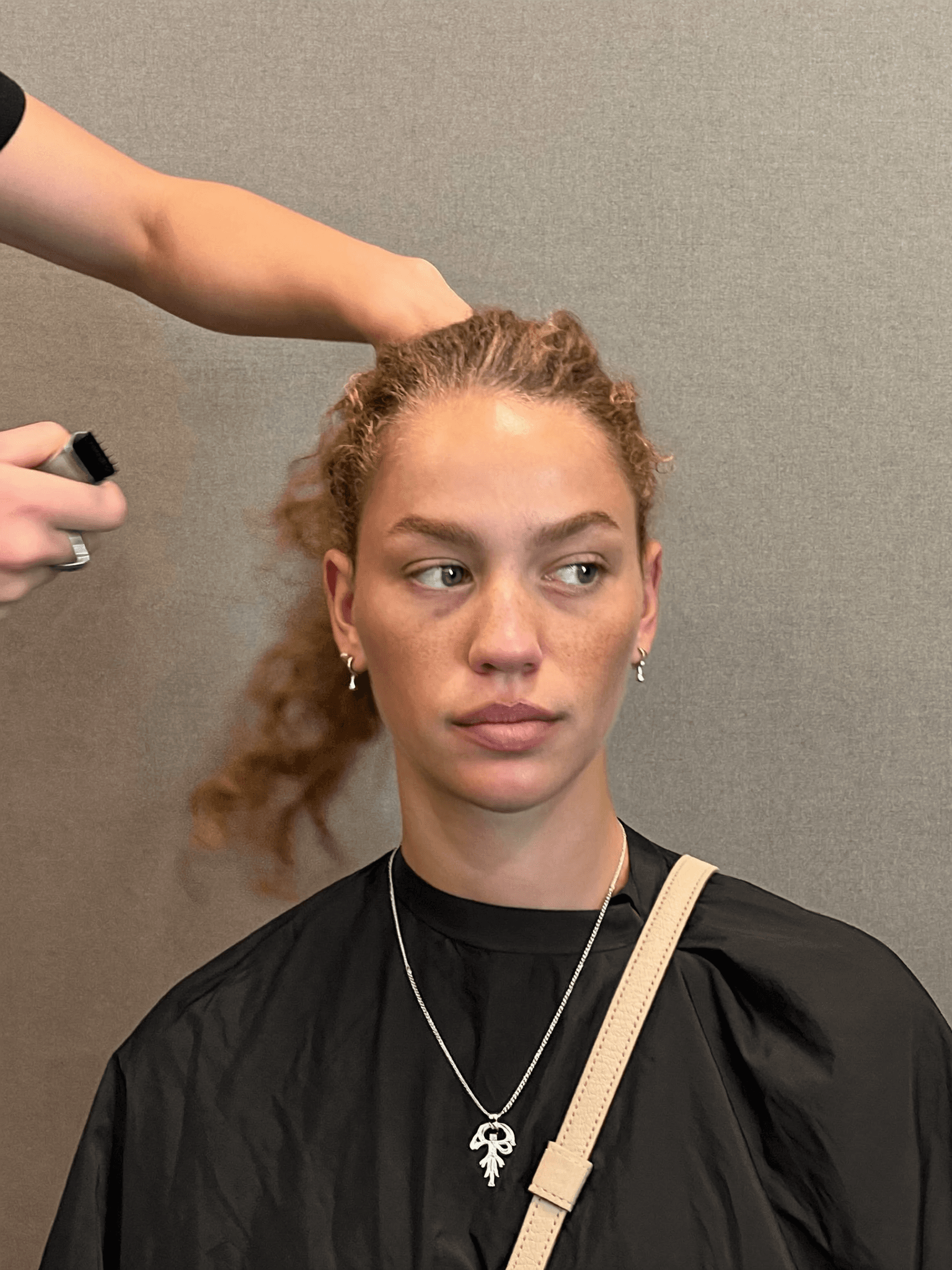 Kunde vor dem Haarschnitt – langes, unstrukturiertes dunkles Haar